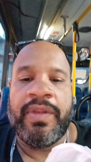 André Gabeh Instagram - Quando me sinto muito pobre eu saio de táxi pra passear sem destino 
Amanhã estarei em Tiradentes, MG. Na FLITI.
Amanhã e sábado.
Enfim... Odeio ser pobre. Odeiooooooooo
