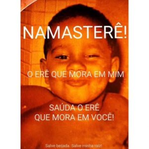André Gabeh Instagram - Namasterê! O erê que mora em mim saúda o erê que mora em você.
Que os  Seres Abençoadores soprem seu ori com Axé novo, brilhoso, delicioso e bem afortunado.
Que dentro de você sempre haja uma fonte de juventude e auto-cura. 
Que haja luz.
Que haja abundância do que for melhor, que você saiba o que fazer, que você tenha calma e capacidade de transformar as adversidades, que sua alma se recupere rápido e sabiamente de todas as intempéries. Que pra cada lágrima haja um milhão de sorrisos. Que nada te falte e que surpresas maravilhosas te encontrem quando você estiver distraído.
Que sua saúde brilhe como uma maçã na mão bondosa de alguém que te ama.
Que essa benção se confirme no seu corpo em forma de arrepio.
Te desejo tudo isso diante dos meus antepassados, enrolado no tecido feito das tramas da saudade com o porvir.  Estamos aqui, mas também estamos correndo nos campos astrais onde todos temos brilho intenso nos olhos e asas nos pés.
Estrelas de jujuba, aurora boreal de mel, nuvens de suspiro. Caruru em abundância. Que tudo exista e se manifeste.

Axé!

Salve!

P.s: Sim, essa criança sou eu. Ainda nos somos.