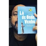 André Gabeh Instagram - Acabei de ler LÁ DE ONDE VENHO do querido e ótimo @flaviobmota Livro curtinho, leve como um arrotinho de fada e cheio de amor que nem colo de avó. Os contos de Flávio são uma declaração de amor ao subúrbio carioca e um carinho que ele faz na própria juventude e na juventude de todos nós suburbanos que tanto conhecemos e estamos mergulhados nessa cultura atual, mas muito cheia de nostalgia. Os Bairros de Quintino, Piedade, Engenho de Dentro e Encantado estão em destaque nessa obra e através da escrita observadora de Flávio descobrimos peculiaridades interessantes, instigantes e divertidas sobre os bairros. Sabia que no Engenho de Dentro há um time de basquete chamado CLUBE INTRUSOS BASKETBALL?? Pois fique sabendo e leia o livro de Flávio pra saber mais sobre essa relíquia. Uma leitura rápida e prazerosa. Conheçam o autor. LÁ DE ONDE VENHO Autor FLÁVIO BRAGA editora CAMINHOS #livros #literatura #book #ler #suburbio Encantado Rj