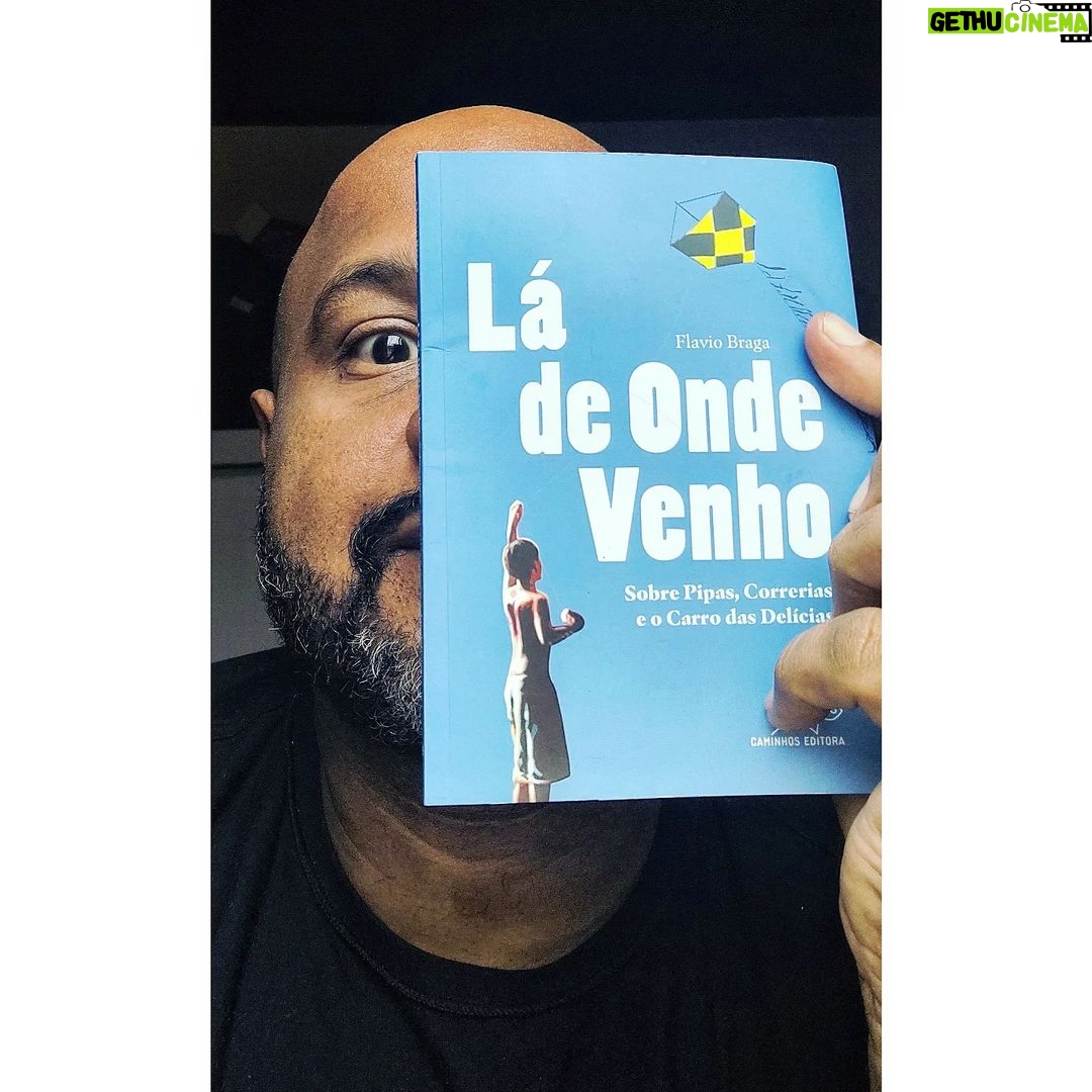 André Gabeh Instagram - Acabei de ler LÁ DE ONDE VENHO do querido e ótimo @flaviobmota Livro curtinho, leve como um arrotinho de fada e cheio de amor que nem colo de avó. Os contos de Flávio são uma declaração de amor ao subúrbio carioca e um carinho que ele faz na própria juventude e na juventude de todos nós suburbanos que tanto conhecemos e estamos mergulhados nessa cultura atual, mas muito cheia de nostalgia. Os Bairros de Quintino, Piedade, Engenho de Dentro e Encantado estão em destaque nessa obra e através da escrita observadora de Flávio descobrimos peculiaridades interessantes, instigantes e divertidas sobre os bairros. Sabia que no Engenho de Dentro há um time de basquete chamado CLUBE INTRUSOS BASKETBALL?? Pois fique sabendo e leia o livro de Flávio pra saber mais sobre essa relíquia. Uma leitura rápida e prazerosa. Conheçam o autor. LÁ DE ONDE VENHO Autor FLÁVIO BRAGA editora CAMINHOS #livros #literatura #book #ler #suburbio Encantado Rj