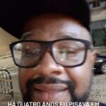 André Gabeh Instagram - Eu sou uma pessoa aleatória, randômica, pitoresca. Poderia cantar de um tudo diante das pirâmides, mas meu espírito burlesco palhaço piranhista escolheu um LOVIN YOU safado, porque sou de carnes safadas, sangue latino e alma nada cativa. Tenho as highnotes, tá? Me respeita que eu sou um rouxinol. Piupiupiu Essa viagem foi de uma delícia ímpar. Estava mais feliz que gato derrubando copo de vidro. Tudo era uma chuva de sorrisos e afetos e a beleza de cada coisa se dependurava dentro dos meus olhos. Eu sou do mundo, pena que minha conta Itaú não sabe disso (essa viagem foi presente). Mas onde fui eu realmente estive e é desse jeito que retribuo a benção de poder ter ido. Durante o dia postarei alguma outra imagem desse #TBT faraônico, literalmente. #artistasuburbanoreflexivo #singer #music #musik #musica #art شارع الهرم، الجيزة، مصر The pyramids St, Giza, Egypt