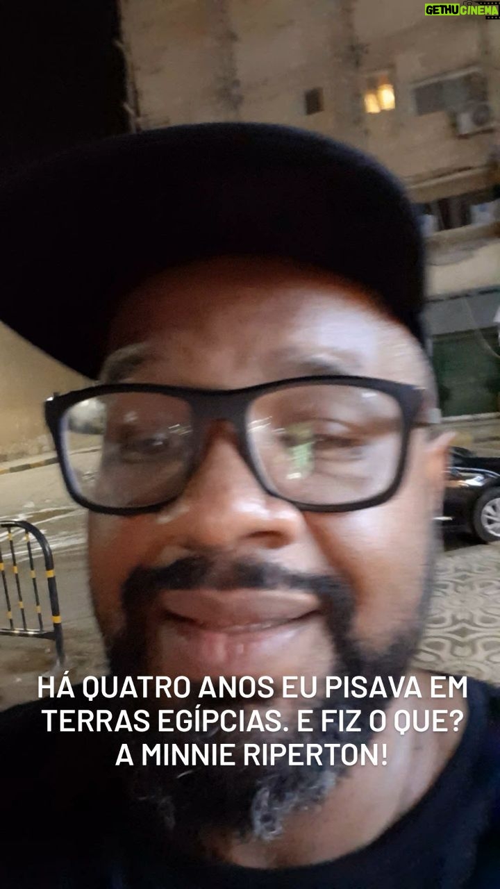 André Gabeh Instagram - Eu sou uma pessoa aleatória, randômica, pitoresca. Poderia cantar de um tudo diante das pirâmides, mas meu espírito burlesco palhaço piranhista escolheu um LOVIN YOU safado, porque sou de carnes safadas, sangue latino e alma nada cativa. Tenho as highnotes, tá? Me respeita que eu sou um rouxinol. Piupiupiu Essa viagem foi de uma delícia ímpar. Estava mais feliz que gato derrubando copo de vidro. Tudo era uma chuva de sorrisos e afetos e a beleza de cada coisa se dependurava dentro dos meus olhos. Eu sou do mundo, pena que minha conta Itaú não sabe disso (essa viagem foi presente). Mas onde fui eu realmente estive e é desse jeito que retribuo a benção de poder ter ido. Durante o dia postarei alguma outra imagem desse #TBT faraônico, literalmente. #artistasuburbanoreflexivo #singer #music #musik #musica #art شارع الهرم، الجيزة، مصر The pyramids St, Giza, Egypt