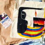 André Gabeh Instagram – Minha gente! Socorro!
Abri o kit que recebi ontem da @meleproducoes e estou todo urinado! Todo torto e afofalhado.
Simplesmente tem uma BOLSA PINTADA A MÃO PELO POLIFÔNICO DODECAÊDRICO E  AFROQUANTICO @ronaartista ! Gente! Vou transformar em quadro! ARTE PURA! 
Que coisa linda!!!

Tem adesivo com arte do também maravilhoso, único e personalíssimo @tarsotabu 
E pra acabar com meu coração tem um postal com mensagem carinhosa escrita à mão, latinha de moscatel espumante e CACHAÇA MAGNÍFICA. MEU DEUS. ME ENGRAVIDA MELÉ!
Essa produtora maravilhosa e incrível vai botar no mundo uma tarde gloriosa de Jazz no dia 28 de Janeiro e eu vou. Vamos? Vamos, né? Pelo amor de Pelamor!. JAZZIN no PARAÍSO VERTICAL.

P.s: A música não tem nada a ver com o evento, mas hoje é dia de Oxóssi e fica aqui a homenagem.

Vamos! 
#arte
#art
#music 
#musica