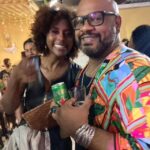 André Gabeh Instagram - O #tbt de hoje é assim: Eu com a amada, inspiradora, competentíssima e bela @majucoutinhoreal no aniversário de @alcioneamarrom Um honra ser contemporâneo e estar ao lado de alguém tão importante e cardinal em nossas vidas. Maju é referência, resistência, poder e alegria. Luminosidade. Precisei dizer pra ela o quanto a admirava. Não consegui fingir costume. Esse dia só me deu alegrias. Fotos feitas pelo ícone @eva_atocha #Axé