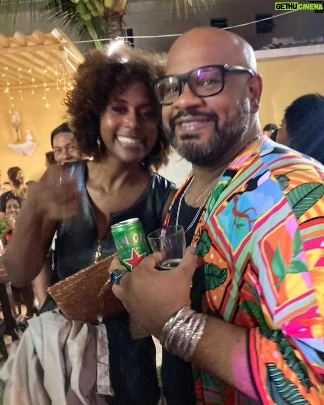 André Gabeh - 1.3K Likes - O #tbt de hoje é assim: Eu com a amada, inspiradora, competentíssima e bela @majucoutinhoreal no aniversário de @alcioneamarrom
Um honra ser contemporâneo e estar ao lado de alguém tão importante e cardinal em nossas vidas. Maju é referência, resistência, poder e alegria. Luminosidade.
Precisei dizer pra ela o quanto a admirava. Não consegui fingir costume.
Esse dia só me deu alegrias.
Fotos feitas pelo ícone @eva_atocha
#Axé