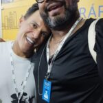 André Gabeh Instagram - Super fã de Elis é uma raça chata. Eu sei porque sou um dos seus maiores fãs e dos mais chatos. A gente se acha a última cocada do cariri, os mais sábios, cultos informados, achamos que entendemos tudo de música, arte, semínimas, contratempos, história do Brasil, poesia, perucas Lady, Banha Zezé,turma da Mônica, o canto do Uirapuru, receitas veganas para curar prolapso... Só não somos piores que fãs de Bethânia e eu também sou fã dela. Ou seja: Sou uma mala. Comprei ELIS E EU, 11 ANOS, SEIS MESES E 19 DIAS cheio de ansiedades. Sempre quis saber como era a Elis em casa, com os filhos, porque uma coisa que sempre me intrigou era o fato de ELIS, em seus 36 anos, ter tido tempo pra mudar a história da MPB, da ARTE BRASILEIRA, da Música e ao mesmo tempo ter criado três filhos. Me fascinava imaginar quais eram seus esquemas, suas regras em casa, suas tonalidades como mãe... Nesse livro, João Marcelo apresenta memórias de madrepérola: delicadas, translúcidas, cortantes. O autor/filho compartilha coisas íntimas, mas com os limites que uma relação tão delicada merece, com a lucidez de um escritor que sabe o que deve dar e tirar e com a honestidade daqueles que não caem na tentação do melodrama pra contar coisas, que por si só, já tem lágrimas o suficiente. Li esse livro ano passado e passei a amar Elis ainda mais e eu, que tenho uma relação doida com minha mãe, mesmo sendo mais novo que João Marcelo, me senti dando um abraço na criança assustada e extremamente lúcida que pulou daquelas páginas. Terminei o livro com uma lágrima de compreensão e profundo respeito. Organizei mais uma vez os sentimentos que nutro por Elis e estendi esse afeto aos que ela amou. Mês passado conheci João Marcelo na @flitifeiraliterariatiradentes. Sabia que falaria de meus livros, mas não sabia que ele estava por lá. Foi uma surpresa. Ótima. Pude dar meu abraço simbólico ao vivo e falei que tinha amado seu livro. Foi um encontro divertido e leve. Tiradentes estava singela naquela noite de sereno e cachaça e eu tentei fingir costume. Leiam. Mesmo que não tenha relação nenhuma com Elis. Leiam e depois me contem. #livros #livro #book #resenhasonsa #resenhassonsas #amoler #books Tiradentes - MG