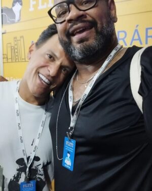 André Gabeh Instagram - Super fã de Elis é uma raça chata. Eu sei porque sou um dos seus maiores fãs e dos mais chatos. A gente se acha a última cocada do cariri, os mais sábios, cultos informados, achamos que entendemos tudo de música, arte, semínimas, contratempos, história do Brasil, poesia, perucas Lady, Banha Zezé,turma da Mônica, o canto do Uirapuru, receitas veganas para curar prolapso... Só não somos piores que fãs de Bethânia e eu também sou fã dela. Ou seja: Sou uma mala.
Comprei ELIS E EU, 11 ANOS, SEIS MESES E 19 DIAS cheio de ansiedades.  Sempre quis saber como era a Elis em casa, com os filhos, porque uma coisa que sempre me intrigou era o fato de ELIS, em seus 36 anos, ter tido tempo pra mudar a história da MPB, da ARTE BRASILEIRA, da Música e ao mesmo tempo ter criado três filhos.  Me fascinava imaginar quais eram seus esquemas, suas regras em casa, suas tonalidades como mãe... Nesse livro, João Marcelo apresenta memórias de madrepérola: delicadas, translúcidas, cortantes. O autor/filho compartilha coisas íntimas, mas com os limites que uma relação tão delicada merece, com a lucidez de um escritor que sabe o que deve dar e tirar e com a honestidade daqueles que não caem na tentação do melodrama pra contar coisas, que por si só, já tem lágrimas o suficiente.
Li esse livro ano passado e passei a amar Elis ainda mais e eu, que tenho uma relação doida com minha mãe, mesmo sendo mais novo que João Marcelo, me senti dando um abraço na criança assustada e extremamente lúcida que pulou daquelas páginas. Terminei o livro com uma lágrima de compreensão e profundo respeito. Organizei mais uma vez os sentimentos que nutro por Elis e estendi esse afeto aos que ela amou.
Mês passado conheci João Marcelo na @flitifeiraliterariatiradentes. Sabia que falaria de meus livros, mas não sabia que ele estava por lá. Foi uma surpresa. Ótima. Pude dar meu  abraço simbólico ao vivo e falei que tinha amado seu livro. Foi um encontro divertido e leve. Tiradentes estava singela naquela noite de sereno e cachaça e eu tentei fingir costume.

Leiam.  Mesmo que não tenha relação nenhuma com Elis. Leiam e depois me contem.

#livros
#livro
#book #resenhasonsa #resenhassonsas #amoler #books