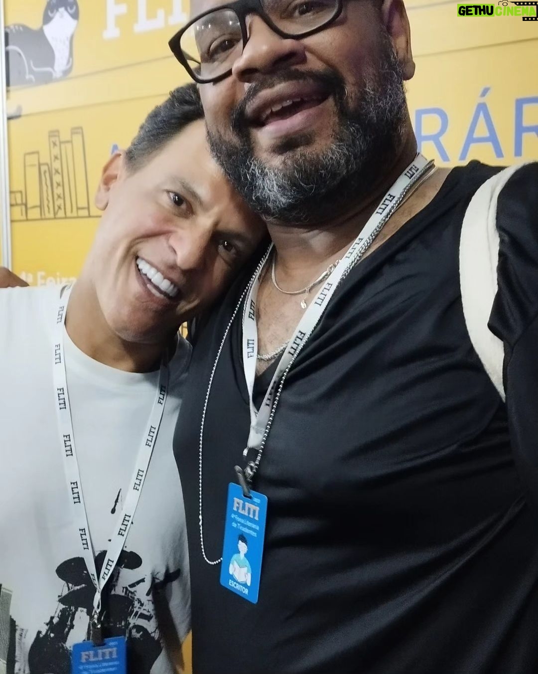 André Gabeh - 1.1K Likes - Super fã de Elis é uma raça chata. Eu sei porque sou um dos seus maiores fãs e dos mais chatos. A gente se acha a última cocada do cariri, os mais sábios, cultos informados, achamos que entendemos tudo de música, arte, semínimas, contratempos, história do Brasil, poesia, perucas Lady, Banha Zezé,turma da Mônica, o canto do Uirapuru, receitas veganas para curar prolapso... Só não somos piores que fãs de Bethânia e eu também sou fã dela. Ou seja: Sou uma mala.
Comprei ELIS E EU, 11 ANOS, SEIS MESES E 19 DIAS cheio de ansiedades. Sempre quis saber como era a Elis em casa, com os filhos, porque uma coisa que sempre me intrigou era o fato de ELIS, em seus 36 anos, ter tido tempo pra mudar a história da MPB, da ARTE BRASILEIRA, da Música e ao mesmo tempo ter criado três filhos. Me fascinava imaginar quais eram seus esquemas, suas regras em casa, suas tonalidades como mãe... Nesse livro, João Marcelo apresenta memórias de madrepérola: delicadas, translúcidas, cortantes. O autor/filho compartilha coisas íntimas, mas com os limites que uma relação tão delicada merece, com a lucidez de um escritor que sabe o que deve dar e tirar e com a honestidade daqueles que não caem na tentação do melodrama pra contar coisas, que por si só, já tem lágrimas o suficiente.
Li esse livro ano passado e passei a amar Elis ainda mais e eu, que tenho uma relação doida com minha mãe, mesmo sendo mais novo que João Marcelo, me senti dando um abraço na criança assustada e extremamente lúcida que pulou daquelas páginas. Terminei o livro com uma lágrima de compreensão e profundo respeito. Organizei mais uma vez os sentimentos que nutro por Elis e estendi esse afeto aos que ela amou.
Mês passado conheci João Marcelo na @flitifeiraliterariatiradentes. Sabia que falaria de meus livros, mas não sabia que ele estava por lá. Foi uma surpresa. Ótima. Pude dar meu abraço simbólico ao vivo e falei que tinha amado seu livro. Foi um encontro divertido e leve. Tiradentes estava singela naquela noite de sereno e cachaça e eu tentei fingir costume.
Leiam. Mesmo que não tenha relação nenhuma com Elis. Leiam e depois me contem.
#livros
#livro
#book #resenhasonsa #resenhassonsas #amoler #books