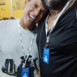 André Gabeh Instagram - Super fã de Elis é uma raça chata. Eu sei porque sou um dos seus maiores fãs e dos mais chatos. A gente se acha a última cocada do cariri, os mais sábios, cultos informados, achamos que entendemos tudo de música, arte, semínimas, contratempos, história do Brasil, poesia, perucas Lady, Banha Zezé,turma da Mônica, o canto do Uirapuru, receitas veganas para curar prolapso... Só não somos piores que fãs de Bethânia e eu também sou fã dela. Ou seja: Sou uma mala. Comprei ELIS E EU, 11 ANOS, SEIS MESES E 19 DIAS cheio de ansiedades. Sempre quis saber como era a Elis em casa, com os filhos, porque uma coisa que sempre me intrigou era o fato de ELIS, em seus 36 anos, ter tido tempo pra mudar a história da MPB, da ARTE BRASILEIRA, da Música e ao mesmo tempo ter criado três filhos. Me fascinava imaginar quais eram seus esquemas, suas regras em casa, suas tonalidades como mãe... Nesse livro, João Marcelo apresenta memórias de madrepérola: delicadas, translúcidas, cortantes. O autor/filho compartilha coisas íntimas, mas com os limites que uma relação tão delicada merece, com a lucidez de um escritor que sabe o que deve dar e tirar e com a honestidade daqueles que não caem na tentação do melodrama pra contar coisas, que por si só, já tem lágrimas o suficiente. Li esse livro ano passado e passei a amar Elis ainda mais e eu, que tenho uma relação doida com minha mãe, mesmo sendo mais novo que João Marcelo, me senti dando um abraço na criança assustada e extremamente lúcida que pulou daquelas páginas. Terminei o livro com uma lágrima de compreensão e profundo respeito. Organizei mais uma vez os sentimentos que nutro por Elis e estendi esse afeto aos que ela amou. Mês passado conheci João Marcelo na @flitifeiraliterariatiradentes. Sabia que falaria de meus livros, mas não sabia que ele estava por lá. Foi uma surpresa. Ótima. Pude dar meu abraço simbólico ao vivo e falei que tinha amado seu livro. Foi um encontro divertido e leve. Tiradentes estava singela naquela noite de sereno e cachaça e eu tentei fingir costume. Leiam. Mesmo que não tenha relação nenhuma com Elis. Leiam e depois me contem. #livros #livro #book #resenhasonsa #resenhassonsas #amoler #books Tiradentes - MG