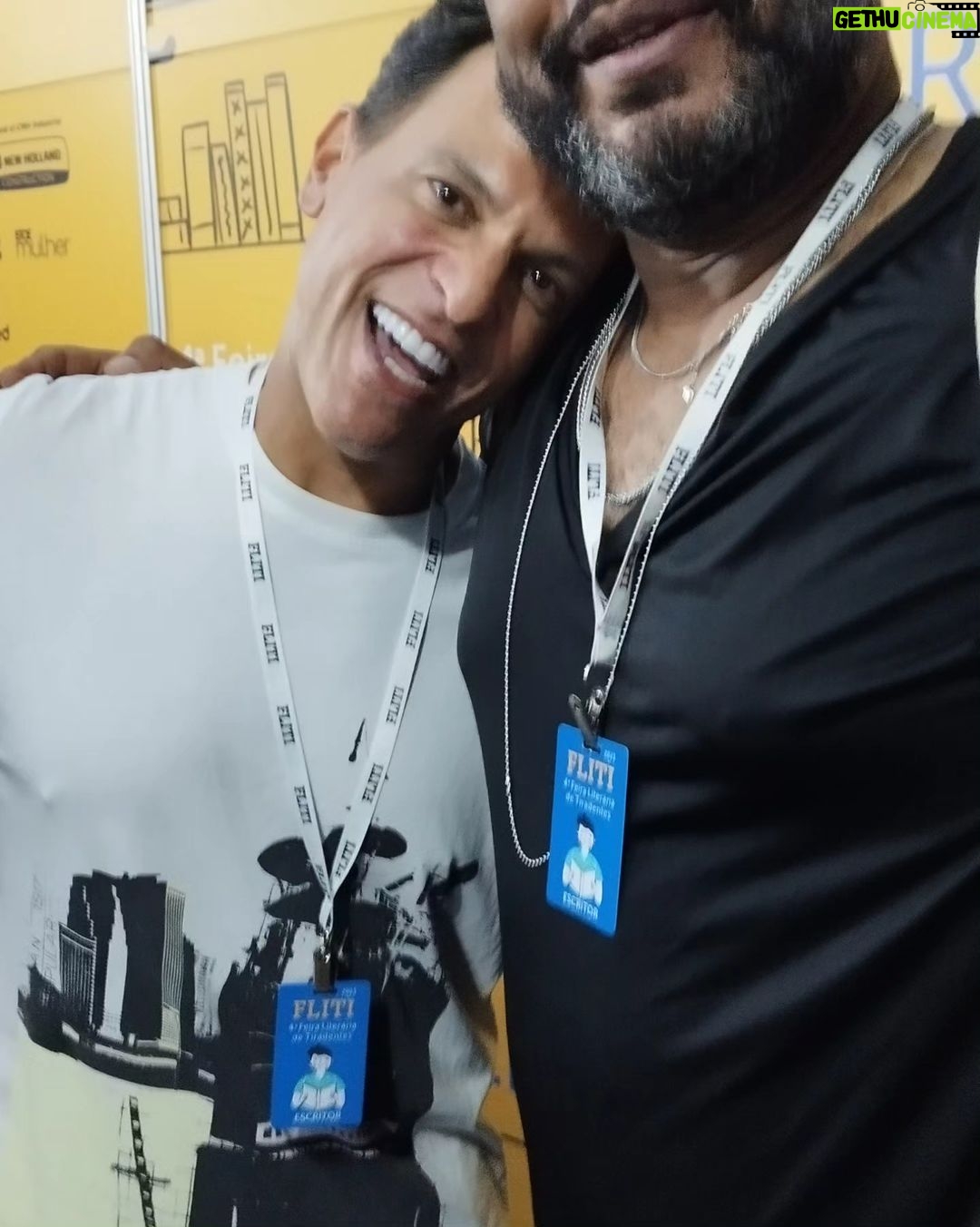 André Gabeh - 1.1K Likes - Super fã de Elis é uma raça chata. Eu sei porque sou um dos seus maiores fãs e dos mais chatos. A gente se acha a última cocada do cariri, os mais sábios, cultos informados, achamos que entendemos tudo de música, arte, semínimas, contratempos, história do Brasil, poesia, perucas Lady, Banha Zezé,turma da Mônica, o canto do Uirapuru, receitas veganas para curar prolapso... Só não somos piores que fãs de Bethânia e eu também sou fã dela. Ou seja: Sou uma mala.
Comprei ELIS E EU, 11 ANOS, SEIS MESES E 19 DIAS cheio de ansiedades. Sempre quis saber como era a Elis em casa, com os filhos, porque uma coisa que sempre me intrigou era o fato de ELIS, em seus 36 anos, ter tido tempo pra mudar a história da MPB, da ARTE BRASILEIRA, da Música e ao mesmo tempo ter criado três filhos. Me fascinava imaginar quais eram seus esquemas, suas regras em casa, suas tonalidades como mãe... Nesse livro, João Marcelo apresenta memórias de madrepérola: delicadas, translúcidas, cortantes. O autor/filho compartilha coisas íntimas, mas com os limites que uma relação tão delicada merece, com a lucidez de um escritor que sabe o que deve dar e tirar e com a honestidade daqueles que não caem na tentação do melodrama pra contar coisas, que por si só, já tem lágrimas o suficiente.
Li esse livro ano passado e passei a amar Elis ainda mais e eu, que tenho uma relação doida com minha mãe, mesmo sendo mais novo que João Marcelo, me senti dando um abraço na criança assustada e extremamente lúcida que pulou daquelas páginas. Terminei o livro com uma lágrima de compreensão e profundo respeito. Organizei mais uma vez os sentimentos que nutro por Elis e estendi esse afeto aos que ela amou.
Mês passado conheci João Marcelo na @flitifeiraliterariatiradentes. Sabia que falaria de meus livros, mas não sabia que ele estava por lá. Foi uma surpresa. Ótima. Pude dar meu abraço simbólico ao vivo e falei que tinha amado seu livro. Foi um encontro divertido e leve. Tiradentes estava singela naquela noite de sereno e cachaça e eu tentei fingir costume.
Leiam. Mesmo que não tenha relação nenhuma com Elis. Leiam e depois me contem.
#livros
#livro
#book #resenhasonsa #resenhassonsas #amoler #books