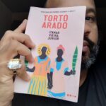 André Gabeh Instagram – TORTO ARADO

Acabei de ler. 
Um livro cinematográfico, cinestésico. Um clássico moderno que fala de um Brasil atemporal, profundo, dolorido e muito poético.
Personagens incríveis, mas destaco as protagonistas: duas irmãs áridas como a terra em que vivem e suas sagas cheias de seca, vida, morte e misticismo.
Itamar escreve sem firula, sem derramamentos, mas seu trabalho parece vir de uma escrita que foi sovada várias  vezes e posta  pra descansar e crescer úmida e silenciosamente.
Amei.

Recomendo muito 

#resenhassonsas
#resenhaliteraria
#livro #livros #amoler #literatura #literature #book #books Sertão