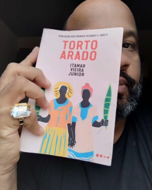 André Gabeh Instagram - TORTO ARADO

Acabei de ler. 
Um livro cinematográfico, cinestésico. Um clássico moderno que fala de um Brasil atemporal, profundo, dolorido e muito poético.
Personagens incríveis, mas destaco as protagonistas: duas irmãs áridas como a terra em que vivem e suas sagas cheias de seca, vida, morte e misticismo.
Itamar escreve sem firula, sem derramamentos, mas seu trabalho parece vir de uma escrita que foi sovada várias  vezes e posta  pra descansar e crescer úmida e silenciosamente.
Amei.

Recomendo muito 

#resenhassonsas
#resenhaliteraria
#livro #livros #amoler #literatura #literature #book #books