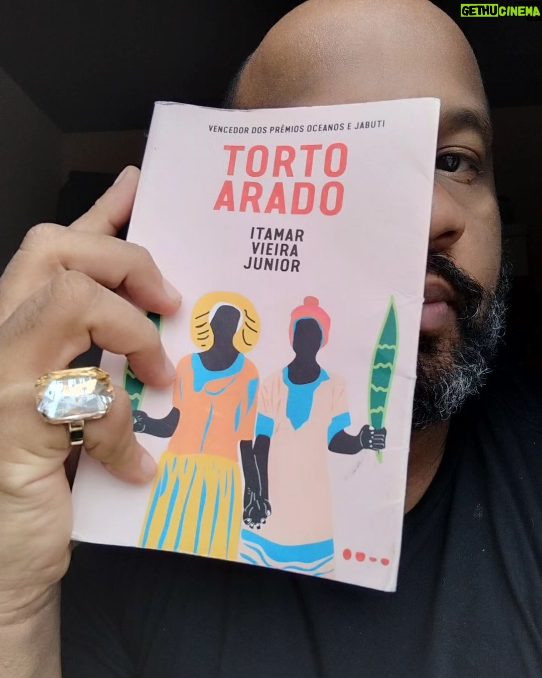 André Gabeh - 1K Likes - TORTO ARADO
Acabei de ler.
Um livro cinematográfico, cinestésico. Um clássico moderno que fala de um Brasil atemporal, profundo, dolorido e muito poético.
Personagens incríveis, mas destaco as protagonistas: duas irmãs áridas como a terra em que vivem e suas sagas cheias de seca, vida, morte e misticismo.
Itamar escreve sem firula, sem derramamentos, mas seu trabalho parece vir de uma escrita que foi sovada várias vezes e posta pra descansar e crescer úmida e silenciosamente.
Amei.
Recomendo muito
#resenhassonsas
#resenhaliteraria
#livro #livros #amoler #literatura #literature #book #books