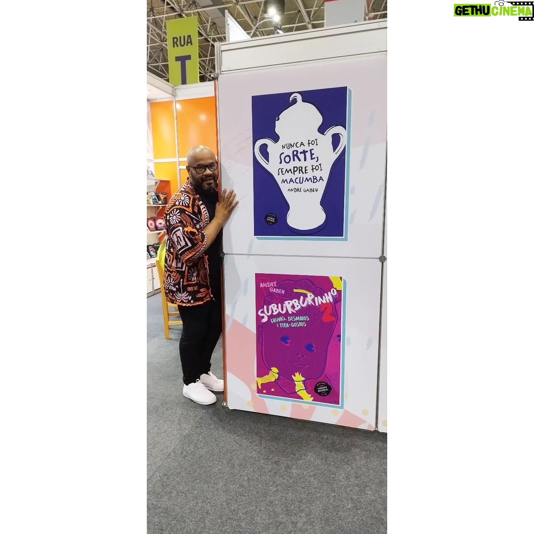 André Gabeh - 1.2K Likes - NUNCA FOI SORTE SEMPRE FOI MACUMBA esgotou na Bienal. Os outros - SUBURBURINHO 1 e SUBURBURINHO 2 estão quase acabando. Que alegria.
Obrigado a todos que vieram comprar meu livro e me dar um abraço. Adorei estar com todos vocês.
Muito obrigado.