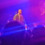 André Gabeh Instagram – Ontem o show foi lindo e em breve faço um post sobre ele. Mas ontem minha querida @denise_sanabio fez essa foto minha e me reconheci – e me senti – tanto nela que resolvi compartilhar com vocês. Sei lá…