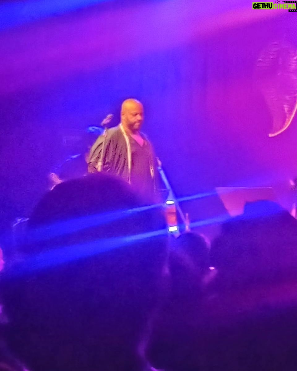 André Gabeh - 1K Likes - Ontem o show foi lindo e em breve faço um post sobre ele. Mas ontem minha querida @denise_sanabio fez essa foto minha e me reconheci - e me senti - tanto nela que resolvi compartilhar com vocês. Sei lá...