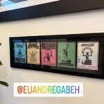 André Gabeh Instagram – Meu amigo @p_germano_ simplesmente emoldurou os meus cordéis e ficou essa coisa linda e elegante. Não ficou? Eu amei. 

Janeiro chegou e o artista que vive de vender sua arte fixa apavorado, né? Que mês difícil, meu Deus. Hahahahah E olha que eu me viro de tudo quanto é jeito.

Já comprou seu kit e apoiou esse artista independente aqui? Eu, o artista, preciso desse apoio e desde já agradeço 

Os cinco cordéis custam 55 Reais, já com taxas de envio incluídas. Vendo pelo “piquici”.

Fala comigo.