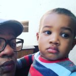 André Gabeh Instagram – Aniversário do meu príncipe lindão.
Eu sei exatamente o momento em que me apaixonei pelos meus erês (sobrinhos e afilhados). Os amei desde que estavam nas barrigas de suas mães, mas tem aquele momento em que nossas almas se conectam e, em eletricidade luminosa,  nos reconhecemos.
Com Max foi assim: ele estava pintando o sete, tocando o terror… Achou que eu ia brigar com ele por causa de uma bobagem que toda criança faz. Eu não liguei a mínima, mas infelizmente acabei com a cena que ele preparara. Sem conflito não há drama e eu não vou brigar com erê porque fez erezice. Mas Max não é dos fracos, veio em minha direção e falou – ele era bem pequeno mesmo, gente. Tudo isso ele falou em bebeiês – “todo mundo briga comigo”. Falei que  não era assim. Eu mesmo só ficava triste quando ele fazia alguma coisa muito feia. Dramboy continuou”Sabe porque eu faço isso?”, disse que não sabia e ele me respondeu “porque sou um animal noturno”. Pausa pra perplexidade . Os outros familiares rindo da frase improvável. Max só me olhou dentro do olho e riu sonso. Ali a gente virou tio e sobrinho diante dos deuses malucos.
Desde então o amor só cresce.
Te amo, meu negão.

P.s: É lindo, né?