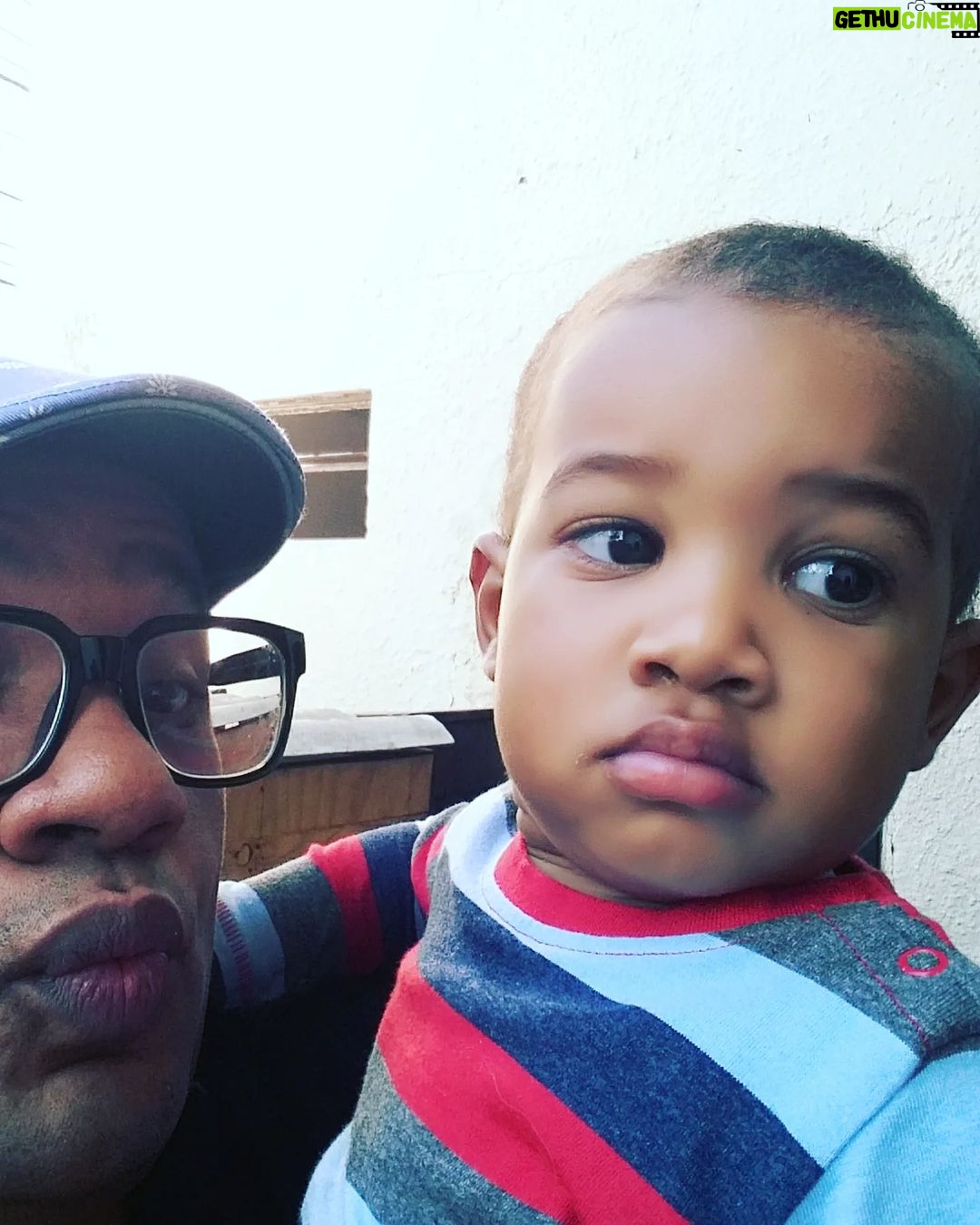 André Gabeh - 2.1K Likes - Aniversário do meu príncipe lindão.
Eu sei exatamente o momento em que me apaixonei pelos meus erês (sobrinhos e afilhados). Os amei desde que estavam nas barrigas de suas mães, mas tem aquele momento em que nossas almas se conectam e, em eletricidade luminosa, nos reconhecemos.
Com Max foi assim: ele estava pintando o sete, tocando o terror... Achou que eu ia brigar com ele por causa de uma bobagem que toda criança faz. Eu não liguei a mínima, mas infelizmente acabei com a cena que ele preparara. Sem conflito não há drama e eu não vou brigar com erê porque fez erezice. Mas Max não é dos fracos, veio em minha direção e falou - ele era bem pequeno mesmo, gente. Tudo isso ele falou em bebeiês - "todo mundo briga comigo". Falei que não era assim. Eu mesmo só ficava triste quando ele fazia alguma coisa muito feia. Dramboy continuou"Sabe porque eu faço isso?", disse que não sabia e ele me respondeu "porque sou um animal noturno". Pausa pra perplexidade . Os outros familiares rindo da frase improvável. Max só me olhou dentro do olho e riu sonso. Ali a gente virou tio e sobrinho diante dos deuses malucos.
Desde então o amor só cresce.
Te amo, meu negão.
P.s: É lindo, né?