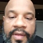 André Gabeh Instagram – Eu não tenho nada a esconder de ninguém, gente! Nada. Quer comentar nos meus posts? Comente.
Sou apenas um grão de areia no meio desse vendaval. Me dei o direito de fazer uma denuncia baseado em fatos e evidências. É meu direito. 
Incomodei a ponto de ser demitido e estou incomodando de novo só porque estou contando as verdades do que me aconteceu.
Não comecei a ser pessoa pública há dois dias. São pelo menos 21 anos que estou por aí e não preciso provar meu caráter pra ninguém. Pra ninguém mesmo. Mas devo satisfações  porque o público que segue consome meus produtos e faço questão que eles saibam que estão apoiando um artista decente. E comigo não tem essa de “quem me conhece sabe” porque eu mesmo posso falar por mim: Tenho muito caráter e estou tranquilíssimo.
Quer falar de mim? Pode falar! Eu sei que não posso competir com pessoas com mais poder e público do que eu. Mas ao meu lado eu tenho eu mesmo, minha história humilde e limpa e também meus amigos. Pode falar o quanto quiser. Não entrarei em guerras de narrativas.
Minha preocupação é estar forte para ajudar minha mãe que precisa de mim e me manter leal ao que acredito.
Só uma coisa: Eu não estou sozinho nessa. Essas denúncias não partem só de mim. Portanto não tenho que provar nada. Os fatos e provas falam por si. A única coisa pela qual posso ser acusado é de ter falado a verdade e de ter me defendido.
Querem promover linxamento público? Façam.  Eu alimento meu Axé para ter forças diante das intempéries. Em casos  assim é para ancestralidade que tenho que prestar contas.
Desejo sucesso.