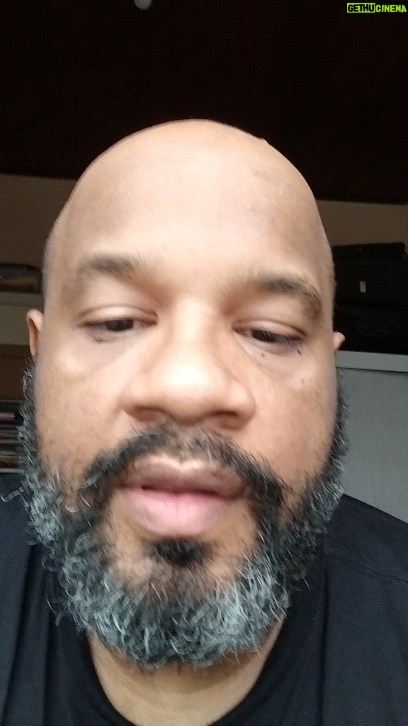 André Gabeh - 5K Likes - Eu não tenho nada a esconder de ninguém, gente! Nada. Quer comentar nos meus posts? Comente.
Sou apenas um grão de areia no meio desse vendaval. Me dei o direito de fazer uma denuncia baseado em fatos e evidências. É meu direito.
Incomodei a ponto de ser demitido e estou incomodando de novo só porque estou contando as verdades do que me aconteceu.
Não comecei a ser pessoa pública há dois dias. São pelo menos 21 anos que estou por aí e não preciso provar meu caráter pra ninguém. Pra ninguém mesmo. Mas devo satisfações porque o público que segue consome meus produtos e faço questão que eles saibam que estão apoiando um artista decente. E comigo não tem essa de "quem me conhece sabe" porque eu mesmo posso falar por mim: Tenho muito caráter e estou tranquilíssimo.
Quer falar de mim? Pode falar! Eu sei que não posso competir com pessoas com mais poder e público do que eu. Mas ao meu lado eu tenho eu mesmo, minha história humilde e limpa e também meus amigos. Pode falar o quanto quiser. Não entrarei em guerras de narrativas.
Minha preocupação é estar forte para ajudar minha mãe que precisa de mim e me manter leal ao que acredito.
Só uma coisa: Eu não estou sozinho nessa. Essas denúncias não partem só de mim. Portanto não tenho que provar nada. Os fatos e provas falam por si. A única coisa pela qual posso ser acusado é de ter falado a verdade e de ter me defendido.
Querem promover linxamento público? Façam. Eu alimento meu Axé para ter forças diante das intempéries. Em casos assim é para ancestralidade que tenho que prestar contas.
Desejo sucesso.