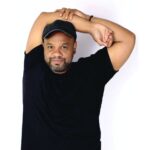 André Gabeh Instagram – SOCORR0! Refiz o post com foto colorida, porque o povo estava achando que eu tinha morrido por causa da foto em preto e branco hahahahahahahhahahaa DEUS ME FREE.  Mirei no sensual brejeiro e acertei no obituário. Quero não hahahaha.

Agora em cores:

Bem suvaquista axilocrata fazendo a pêssega para a atual conjuntura, fingindo que nada está acontecendo e demonstrando isso fazendo uma pose suuuuuper natural daquelas que todos nós fazemos na fila do BRT.

Reparem no olhar mezzo ressaca, mezzo porre vigente e no caimento afro-helenístico da mão e a adposidade levemente insinuada no quadrante abaixo da costela esquerda. Se isso não é ser sensual, eu sou um Mil folhas da Colombo, uma coxinha da Lecadô.

Completinho é oito reais – sem mudança de posição e com a TV desligada pra eu não me distrair.  Não faço Kelvin, tenho meus limites.

Lembre-se:

Cabeça erguida

Dobrinhas cheirosas

Bara bem alimentado

Cueca em dia

Hálito decente

Pronto

Sigamos 

Beijos de banha Zezé.

Foto de @silviamerhyfotografia , a maravilhosa.