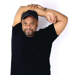 André Gabeh Instagram - SOCORR0! Refiz o post com foto colorida, porque o povo estava achando que eu tinha morrido por causa da foto em preto e branco hahahahahahahhahahaa DEUS ME FREE.  Mirei no sensual brejeiro e acertei no obituário. Quero não hahahaha.

Agora em cores:

Bem suvaquista axilocrata fazendo a pêssega para a atual conjuntura, fingindo que nada está acontecendo e demonstrando isso fazendo uma pose suuuuuper natural daquelas que todos nós fazemos na fila do BRT.

Reparem no olhar mezzo ressaca, mezzo porre vigente e no caimento afro-helenístico da mão e a adposidade levemente insinuada no quadrante abaixo da costela esquerda. Se isso não é ser sensual, eu sou um Mil folhas da Colombo, uma coxinha da Lecadô.

Completinho é oito reais - sem mudança de posição e com a TV desligada pra eu não me distrair.  Não faço Kelvin, tenho meus limites.

Lembre-se:

Cabeça erguida

Dobrinhas cheirosas

Bara bem alimentado

Cueca em dia

Hálito decente

Pronto

Sigamos 

Beijos de banha Zezé.

Foto de @silviamerhyfotografia , a maravilhosa.