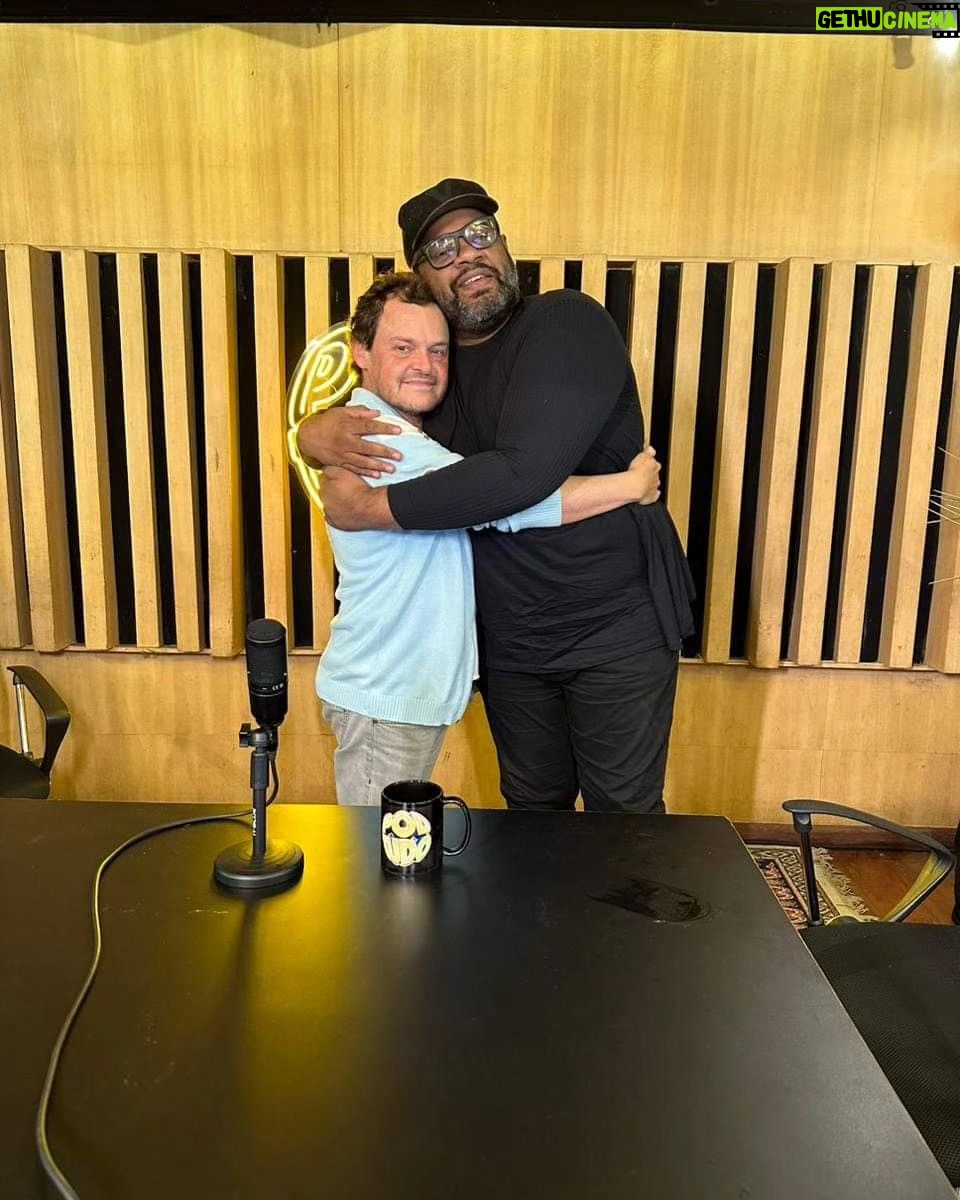 André Gabeh - 1.2K Likes - Já foram ver a entrevista que fizemos com esse maravilhoso? Matheus Nachtergaele in the house, meu bem. E é Maravilhoso mesmo.
Conto com o privilégio de sua audiência?
Obrigado. Se não assisterem lembrem que eu rezo... Rs
@podtudo_podcast_oficial
@mathnachtergaele
@rafaelraposoator
