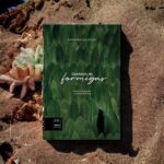 André Gabeh Instagram – Eu não sou o tipo de leitor que, especificamente, procura por livros de poesia. Com livros de poesia é assim: leio porque me deram ou porque li alguma recomendação que me despertou alguma curiosidade especial. Sou apaixonado pelos arrebatados arrebatadores filosóficos Fernando Pessoa, Cecília Meirelles, Florbela Espanca; e dos Élficos, Sensoriais e  cinematográficos Mário Quintana, Adélia Prado e Garcia Lorca. 

Há alguns meses recebi do universo paralelo de belezas Drops da Fal um livro delicioso.  Uma combinação da Poesia da Natureza De Lorca e o pensamento metálico de Ferreira Goulart.  Um olhar  lindo, mas nada derramado sobre um cotidiano rústico e aconchegante .O diário de um fauno econômico nas palavras sem ser minimalista. Você gosta daquele ambiente e mergulha nele. Um livro cheio de frescor, mas quente como um pão cheio de grãos saindo do forno. Escrito de um jeito que eu gosto. Redondinho.

Recomendo demais.

Só lembrando: não sou especialista em nada, não ganhei cachê pra falar sobre esse livro e essa resenha não me foi solicitada.

Imagens tiradas do blog do DROPS DA FAL

CANTEIRO DE FORMIGAS – POEMAS DE PIJAMA E JANELAS DE TREM.
Autor: A. Bernardo Cerântola
Depois Editora

#artistasuburbanoreflexivo
#livros
#livro
#poesia
#book