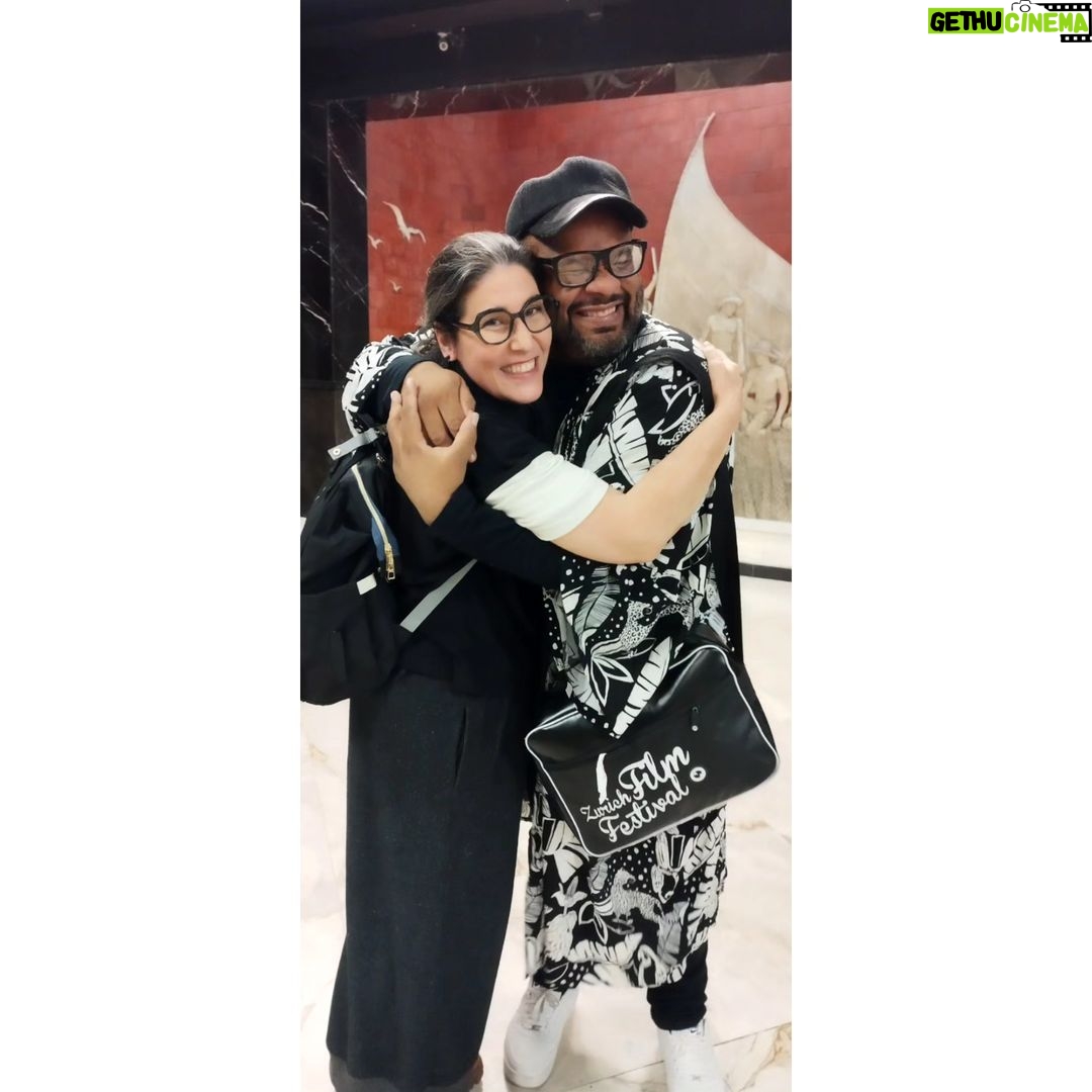 André Gabeh Instagram - Poderia fazer um textão? Poderia. Inclusive eu deveria fazer um textão, porque acabei de ver um show arrebatador. Mas só quero ostentar essa amizade, tá? Obrigado @renatabgrecco e @larsvontrier_ (essa história é ótima hahahahah) por me unir a querida @monicasalmasooficial . Ela é minha amiga, tá? Quem tem, joga. Respeita. Rs ❤️