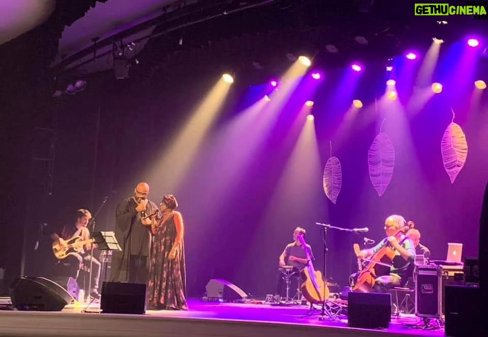André Gabeh Instagram - Que show lindo. Que banda maravilhosa. Que cantora incrível. Que produção espetacular. Amo SENHORA DAS FOLHAS.