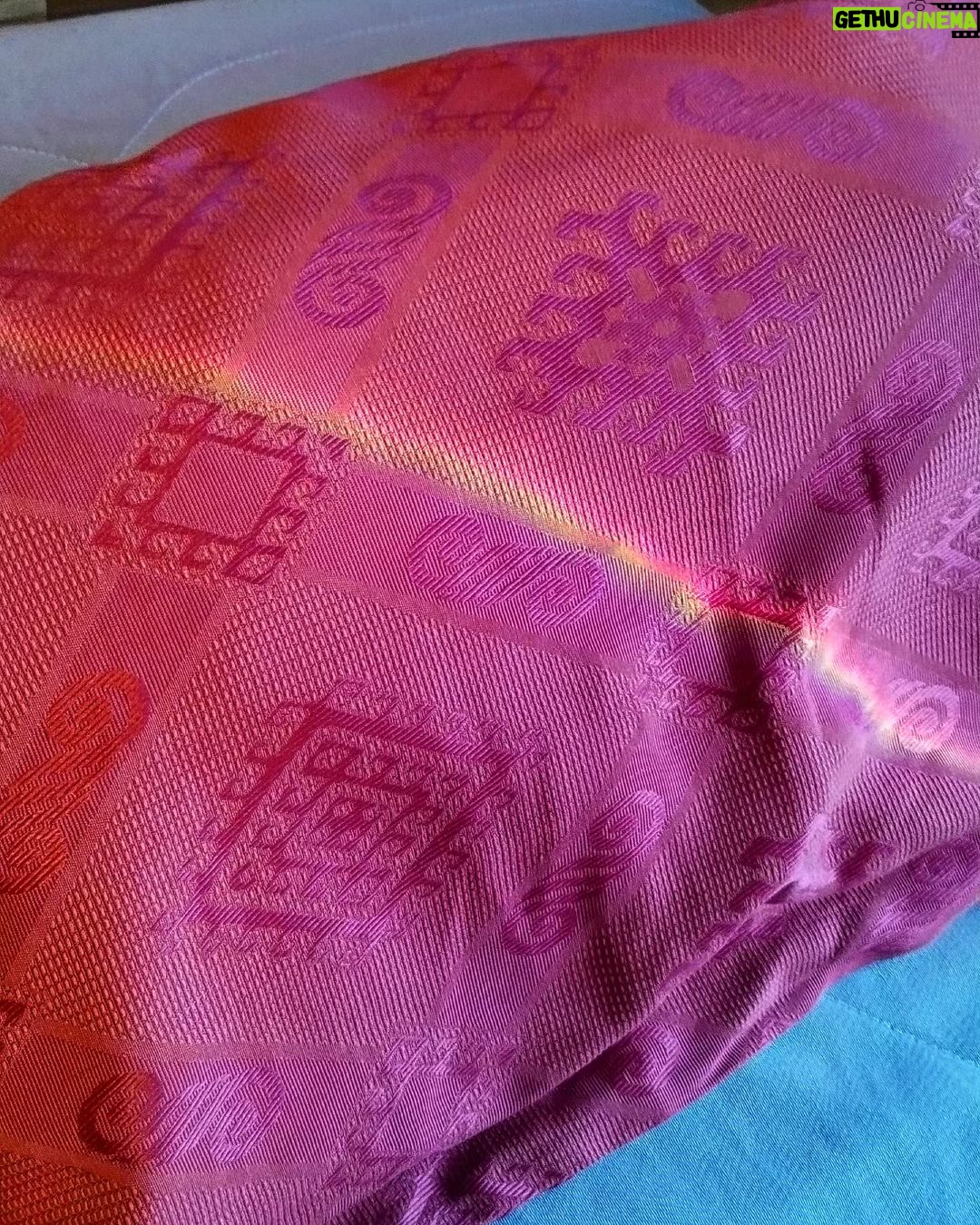 André Gabeh Instagram - Ser Macumbeiro, no meu caso, é assim: Entrei no quarto do hotel todo tristinho e desbrilhoso, me sentindo mais desprestigiado que umbigo em suruba e fui tomar um banho daqueles que as lágrimas se misturam salobras à espuma amarga do Lux Luxo. Sequei-me como quem raspa as próprias cascas pra fazer um doce de tacho e no espelho, ainda com os olhos inchados, pedi só um carinho do Universo, só um afofolhamento bucólico, nada demais. Mais não disse porque um soluço cortou minha voz e não me deixou falar. Abri a porta do banheiro e após dramática andada Capulêtiana me preparei pra me jogar Montequianamente sobre a cama, mas magicamente, no meu travesseiro um arco-íris se esticava serpenteforme na fronha de chenille. Gritei sem escândalo uns vinte @🐂 que quer dizer Arroba Boi, que quer dizer Arroboboi. Agradeci a visita de Oxumarê como quem aplica um stent na artéria do afeto e recebe uma lufada de amoroso sangue fresco e já estou sorridente e maroto. Todo piririmpompom. Todo macumbeiro é um pouco dermatologista, porque vemos "sinais" em tudo. Ninguém me perguntou nada, né? Mas desejo sucesso. #nuncafoisortesemprefoimacumba #artistasuburbanoreflexivo #macumba Petropolis - Cidade Imperial