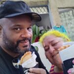 André Gabeh Instagram - Minha gente! Vocês conhecem a @fadagorda_bbb23_viralizada ? Corre atrás dos vídeos dela chorando de frente a casa de vidro do BBB desse ano de 2023. Foi lá ver? Fada Gorda (é ela que se chama assim, tá? Não me milite) além de ser uma figura mitológica é uma pasteleira incrível. Isso aqui não é post pago, estou divulgando uma pessoa querida, mas se o pastel fosse menos que delicioso eu não divulgaria com tanta empolgação, porque detesto passar por mentiroso e não quero que o povo gaste dinheiro com uma comida mais ou menos. É um pastel gordão, no formato de uma empanada, recheado à beça. Meu preferido é o de frango. É uma daquelas coisas que eu sei que em breve vai vitalizar, porque tem muita coisa agregada: vendedora carismática, com história de vida interessante, pastel gostoso, comida suburbana... Em breve vai virar um super sucesso. Então aproveita que agora você ainda vai conseguir falar com ela com calma enquanto come seu pastel. Mas dependendo da quantidade ela também entrega. Hoje dia 4 de Junho de 2023 ela está na Pracinha do Coreto do Méier, ao lado do Salgado Filho. Vai lá ou peça seu pastel. Ahhhh ah fada ainda por cima é mãe do @felipemarianoshow , O Lindo. Telefone pra pedidos 21 98759 9273