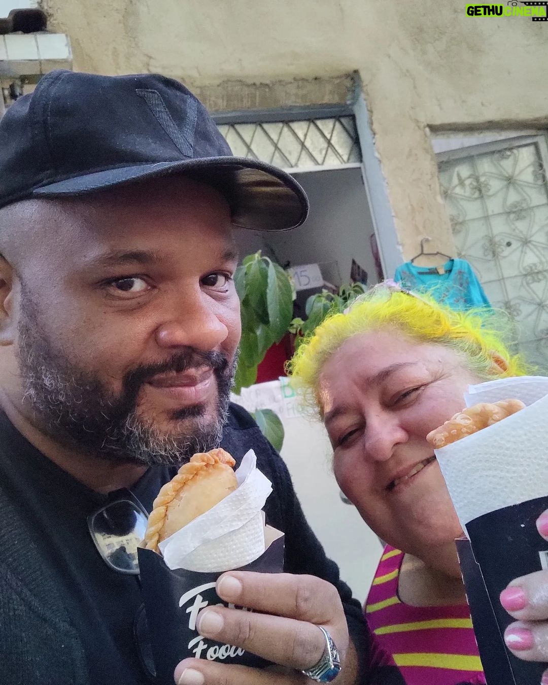 André Gabeh - 1.2K Likes - Minha gente! Vocês conhecem a @fadagorda_bbb23_viralizada ? Corre atrás dos vídeos dela chorando de frente a casa de vidro do BBB desse ano de 2023. Foi lá ver?
Fada Gorda (é ela que se chama assim, tá? Não me milite) além de ser uma figura mitológica é uma pasteleira incrível. Isso aqui não é post pago, estou divulgando uma pessoa querida, mas se o pastel fosse menos que delicioso eu não divulgaria com tanta empolgação, porque detesto passar por mentiroso e não quero que o povo gaste dinheiro com uma comida mais ou menos. É um pastel gordão, no formato de uma empanada, recheado à beça. Meu preferido é o de frango.
É uma daquelas coisas que eu sei que em breve vai vitalizar, porque tem muita coisa agregada: vendedora carismática, com história de vida interessante, pastel gostoso, comida suburbana... Em breve vai virar um super sucesso. Então aproveita que agora você ainda vai conseguir falar com ela com calma enquanto come seu pastel. Mas dependendo da quantidade ela também entrega.
Hoje dia 4 de Junho de 2023 ela está na Pracinha do Coreto do Méier, ao lado do Salgado Filho. Vai lá ou peça seu pastel.
Ahhhh ah fada ainda por cima é mãe do @felipemarianoshow , O Lindo.
Telefone pra pedidos 21 98759 9273