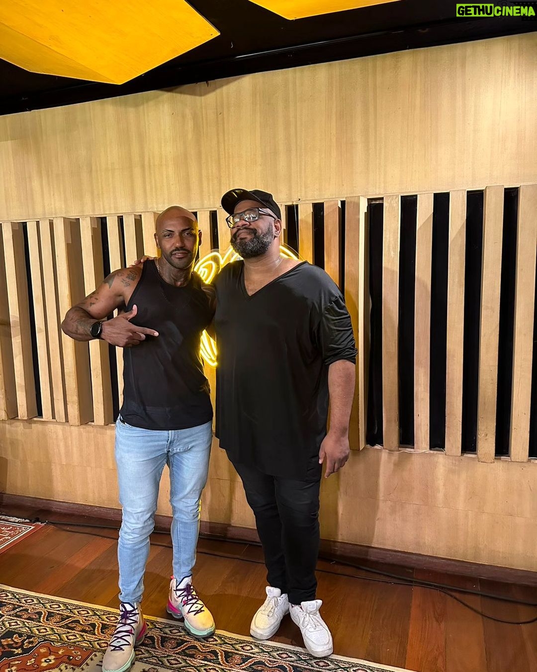 André Gabeh Instagram - Já viu nossa entrevista com o @vitorguedes_oimperador ? Eu e @rafaelraposoator batemos um papo com esse moço "potente" lá no @podtudo_podcast_oficial Já viram??? Eu achei tudo muito fofo. Ui ui ui