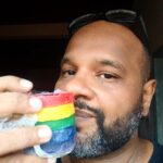 André Gabeh Instagram - No mundo ideal todos deveriam ter uma pride Tower da @ateliercarolbastos , porque são tão cheirosos, mas tão cheirosos que eu uso como aromatizador do meu quarto. Já ganhei pra mais de um ano e ele ainda está com o perfume bombando (eu não minto quando divulgo um produto. Ainda mais quando só compartilho um presente o que é o caso). Hoje vou tomar um banho com ele e ver como fica na pele. Mas estou com pena de perder meu arco íris. Na compra da linha PRIDE da Carol Bastos você ajuda uma pessoa LGBTQIA+ a ser feliz. Muito grato. #blogueirinhosemcondições #sextou