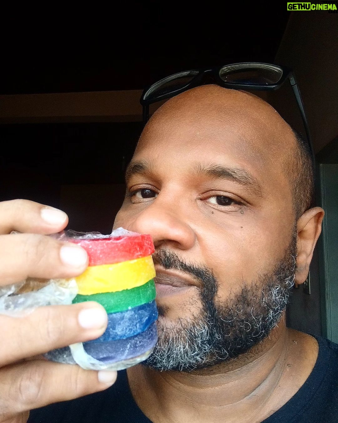 André Gabeh Instagram - No mundo ideal todos deveriam ter uma pride Tower da @ateliercarolbastos , porque são tão cheirosos, mas tão cheirosos que eu uso como aromatizador do meu quarto. Já ganhei pra mais de um ano e ele ainda está com o perfume bombando (eu não minto quando divulgo um produto. Ainda mais quando só compartilho um presente o que é o caso). Hoje vou tomar um banho com ele e ver como fica na pele. Mas estou com pena de perder meu arco íris. Na compra da linha PRIDE da Carol Bastos você ajuda uma pessoa LGBTQIA+ a ser feliz. Muito grato. #blogueirinhosemcondições #sextou