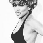 André Gabeh Instagram - Tina Turner foi embora e eu não sei o que dizer. Toda vez que eu pego táxi em que o motorista está ouvindo JB FM toca Tina Turner. Eu sempre estou cantarolando Tina Turner (@meuparenteoficial e @vitorsuburbanorj não me deixam mentir). E que mulher, minha gente! Que mulher. Que força. Que presença. Que poder. Rita Lee em uma semana, Tina em outra. As duas Rainhas do Rock saindo de cena praticamente juntas. Acho tão significativo, e tão triste. Faz de conta que tem um textão imenso e maravilhoso em homenagem a essa Divindade. Gostaria realmente de escrevê-lo, mas não tenho condições.