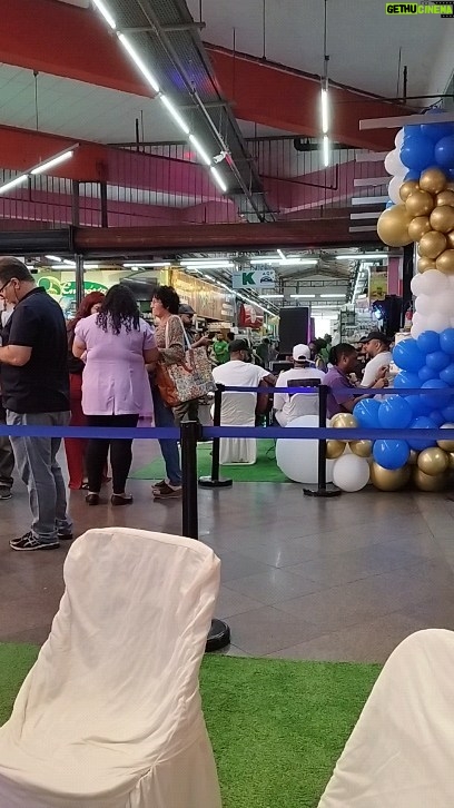 André Gabeh Instagram - 410 anos de Madureira. E eu estou aqui no Mercadão com o mestre @rafaelmattoso2013 e @ivan.erranterj da @livrariabelleepoque Vem! Mercadão de Madureira
