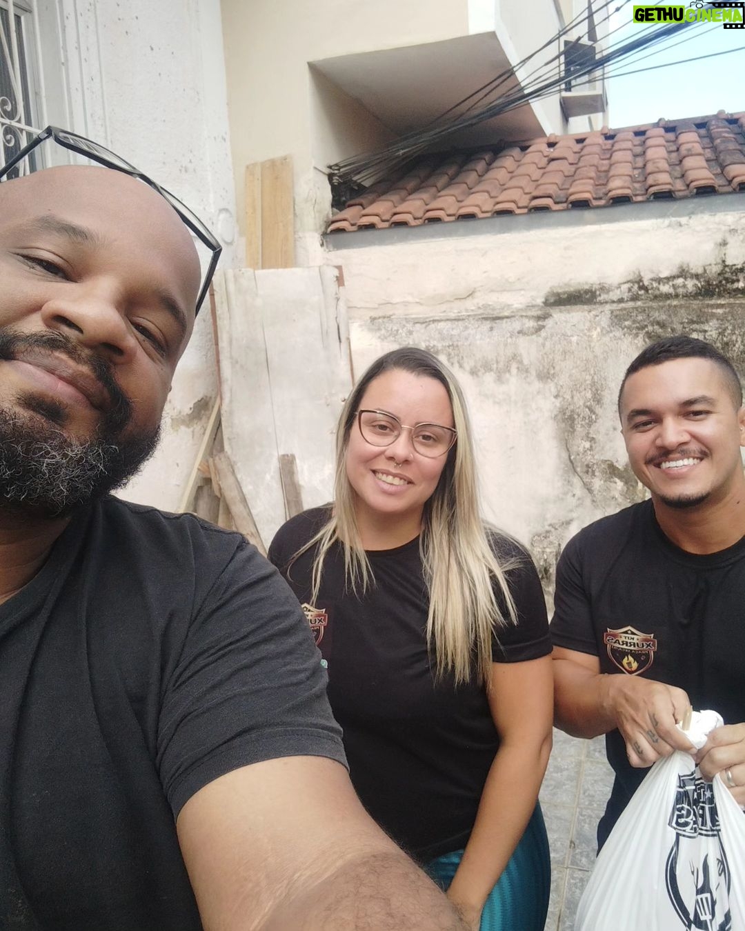 André Gabeh Instagram - ( fui editar a privacidade do Facebook e apaguei o POST aqui e lá.) Kkkkkk De novo Esse ano eu estava bem desanimado no dia das mães. Bem desanimado mesmo (não é nada de grana, tá?). Aí o @vlad_do_foto indicou esse Blogueirinho sem condições que vos fala para os maravilhosos do @kitxurraspracaseca e eu morfei em gloria! Tô aqui pra retribuir o carinho e para dizer que recomendo de verdade. Tudo de primeira qualidade, mas eu fiquei 🥰 por uma coisa que não conhecia e que veio no kit: COPA LOMBO, uma carne de porco deliciosa. E eles ainda mandam o carvão e o acendedor. Sabe quem fez o churrasco? Eu! Não é publi paga, é agradecimento. Sigam, peçam. Depois me falem. Até o sal grosso eles mandam, cara! Bom demais. #barbecue #churrasco #blogueirinhosemcondições