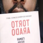 André Gabeh Instagram – TORTO ARADO

Acabei de ler. 
Um livro cinematográfico, cinestésico. Um clássico moderno que fala de um Brasil atemporal, profundo, dolorido e muito poético.
Personagens incríveis, mas destaco as protagonistas: duas irmãs áridas como a terra em que vivem e suas sagas cheias de seca, vida, morte e misticismo.
Itamar escreve sem firula, sem derramamentos, mas seu trabalho parece vir de uma escrita que foi sovada várias  vezes e posta  pra descansar e crescer úmida e silenciosamente.
Amei.

Recomendo muito 

#resenhassonsas
#resenhaliteraria
#livro #livros #amoler #literatura #literature #book #books Sertão