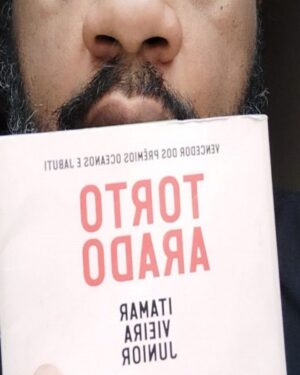 André Gabeh Instagram - TORTO ARADO

Acabei de ler. 
Um livro cinematográfico, cinestésico. Um clássico moderno que fala de um Brasil atemporal, profundo, dolorido e muito poético.
Personagens incríveis, mas destaco as protagonistas: duas irmãs áridas como a terra em que vivem e suas sagas cheias de seca, vida, morte e misticismo.
Itamar escreve sem firula, sem derramamentos, mas seu trabalho parece vir de uma escrita que foi sovada várias  vezes e posta  pra descansar e crescer úmida e silenciosamente.
Amei.

Recomendo muito 

#resenhassonsas
#resenhaliteraria
#livro #livros #amoler #literatura #literature #book #books