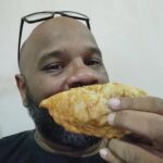 André Gabeh Instagram - Minha gente! Vocês conhecem a @fadagorda_bbb23_viralizada ? Corre atrás dos vídeos dela chorando de frente a casa de vidro do BBB desse ano de 2023. Foi lá ver? Fada Gorda (é ela que se chama assim, tá? Não me milite) além de ser uma figura mitológica é uma pasteleira incrível. Isso aqui não é post pago, estou divulgando uma pessoa querida, mas se o pastel fosse menos que delicioso eu não divulgaria com tanta empolgação, porque detesto passar por mentiroso e não quero que o povo gaste dinheiro com uma comida mais ou menos. É um pastel gordão, no formato de uma empanada, recheado à beça. Meu preferido é o de frango. É uma daquelas coisas que eu sei que em breve vai vitalizar, porque tem muita coisa agregada: vendedora carismática, com história de vida interessante, pastel gostoso, comida suburbana... Em breve vai virar um super sucesso. Então aproveita que agora você ainda vai conseguir falar com ela com calma enquanto come seu pastel. Mas dependendo da quantidade ela também entrega. Hoje dia 4 de Junho de 2023 ela está na Pracinha do Coreto do Méier, ao lado do Salgado Filho. Vai lá ou peça seu pastel. Ahhhh ah fada ainda por cima é mãe do @felipemarianoshow , O Lindo. Telefone pra pedidos 21 98759 9273