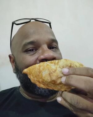 André Gabeh Instagram - Minha gente! Vocês conhecem a @fadagorda_bbb23_viralizada ? Corre atrás dos vídeos dela chorando de frente a casa de vidro do BBB desse ano de 2023. Foi lá ver? 
Fada Gorda (é ela que se chama assim, tá? Não me milite) além de ser uma figura mitológica é uma pasteleira incrível.  Isso aqui não é post pago, estou divulgando uma pessoa querida, mas se o pastel fosse menos que delicioso eu não divulgaria com tanta empolgação, porque detesto passar por mentiroso e não quero que o povo gaste dinheiro com uma comida mais ou menos. É um pastel gordão, no formato de uma empanada, recheado à beça. Meu preferido é o de frango.
É uma daquelas coisas que eu sei que em breve vai vitalizar, porque tem muita coisa agregada: vendedora carismática, com história de vida interessante, pastel gostoso, comida suburbana... Em breve vai virar um super sucesso.  Então aproveita que agora você ainda vai conseguir falar com ela com calma enquanto come seu pastel. Mas dependendo da quantidade ela também entrega.
Hoje dia 4 de Junho de 2023 ela está na Pracinha do Coreto do Méier, ao lado do Salgado Filho. Vai lá ou peça seu pastel. 
Ahhhh ah fada ainda por cima é mãe do @felipemarianoshow , O Lindo.
Telefone pra pedidos 21 98759 9273