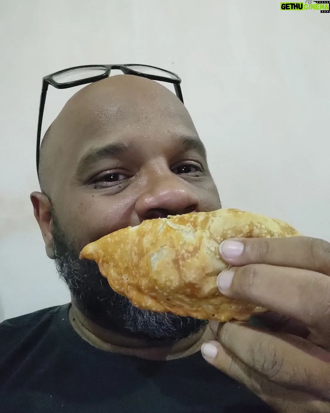 André Gabeh - 1.2K Likes - Minha gente! Vocês conhecem a @fadagorda_bbb23_viralizada ? Corre atrás dos vídeos dela chorando de frente a casa de vidro do BBB desse ano de 2023. Foi lá ver?
Fada Gorda (é ela que se chama assim, tá? Não me milite) além de ser uma figura mitológica é uma pasteleira incrível. Isso aqui não é post pago, estou divulgando uma pessoa querida, mas se o pastel fosse menos que delicioso eu não divulgaria com tanta empolgação, porque detesto passar por mentiroso e não quero que o povo gaste dinheiro com uma comida mais ou menos. É um pastel gordão, no formato de uma empanada, recheado à beça. Meu preferido é o de frango.
É uma daquelas coisas que eu sei que em breve vai vitalizar, porque tem muita coisa agregada: vendedora carismática, com história de vida interessante, pastel gostoso, comida suburbana... Em breve vai virar um super sucesso. Então aproveita que agora você ainda vai conseguir falar com ela com calma enquanto come seu pastel. Mas dependendo da quantidade ela também entrega.
Hoje dia 4 de Junho de 2023 ela está na Pracinha do Coreto do Méier, ao lado do Salgado Filho. Vai lá ou peça seu pastel.
Ahhhh ah fada ainda por cima é mãe do @felipemarianoshow , O Lindo.
Telefone pra pedidos 21 98759 9273