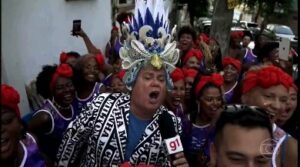 André Gabeh Instagram - Nilce Fran causando. Isso tudo antes do meio dia!

- Vovó o seu biquíni de passista está aposentado vou de vez em quando bate uma vedete na senhora?
- Milton Cunha, vovó está assanhadinha. Agora é corpo pintado.
-Ah, não tem mais biquíni?
-Corpo pintado, VRAU! Pega a tinta, tapa a perereca e vai.

O Rio de Janeiro é para os fortes.
Não sei do que gosto mais: Das expressões faciais, das entonações, do vrau, do povo gritando, de Milton Cunha dublando ela... Ahahaha

Nilce França é patrimônio nosso. Maravilha do Carnaval Carioca.