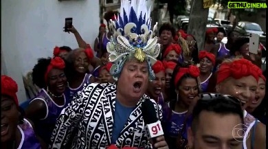 André Gabeh - 1.8K Likes - Nilce Fran causando. Isso tudo antes do meio dia!
- Vovó o seu biquíni de passista está aposentado vou de vez em quando bate uma vedete na senhora?
- Milton Cunha, vovó está assanhadinha. Agora é corpo pintado.
-Ah, não tem mais biquíni?
-Corpo pintado, VRAU! Pega a tinta, tapa a perereca e vai.
O Rio de Janeiro é para os fortes.
Não sei do que gosto mais: Das expressões faciais, das entonações, do vrau, do povo gritando, de Milton Cunha dublando ela... Ahahaha
Nilce França é patrimônio nosso. Maravilha do Carnaval Carioca.