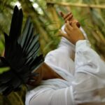André Gabeh Instagram – #TBT de 2016.
Material fotográfico de O JARDIM DE ANDRÉ.
Amo essa foto tirada pela gênia @sandralopesfotografia 
Essa máscara de penas foi feita por mim. Não tem pena de nenhum animal, foi toda feita com papel e tinta metalizada para dar a ilusão de ser um pena furta_cor. A camisa também foi desenhada por mim. 
Acho tudo tão bonito…
Agora estou preparando os visuais de XIRÊ DE OBORÓ. Vou fazer só lindezas e deslumbrancias. É cada ideia que passa pela minha cabeça…
#Axé
#Axe
#Arte
#Art
#Foto
#fotografia 
#photo 
#photography 
#Music
#Musica
#Amor
#Love
#Amizade Campinas, São Paulo