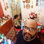 André Gabeh Instagram – Arrasei muito na ceia de ontem.
Fiz um arroz com amêndoas e molho madeira espetacular.
Minha salada de maionese ficou toda macia e cremosa. Tempero suave, mas presente. Um mimo.
Minha farofa foi um sucesso. Tinha umas cebolas carbonizadas tipo os telhados de Pompéia? Meu Deus, várias. Pareciam restos de fogueira. Mas fingi que eram trufas vulcânicas e fiz a pêssega. Não tem macarrão a Carbonara? Minha farofa era à CARBONIZARA. Coisa minha.

E o peru? Gente… Nem vou desenvolver as metáforas senão vai ter gente me perguntado “TEM LOCAL?”. Mas posso dizer: Meu peru ficou tão deslumbrante que mereço o Nobel da Urologia.

Mamãe comeu tudo, gente! Não xoxou nada. Nadaaaaaaaaa.

Tô muito feliz.
Minha primeira ceia. TODINHA FEITA POR MIM. Para a humanidade? Um nada. Para mim? Epopéia e Glória de Nabucodonosor na alvorada nacarada da cozinha metafórica de Tia Nastácia em Promenade.

Parabéns pra mim e FELIZ TUDO PARA VOCÊS.

#ArtistaSuburbanoReflexivo
#natal2023 #natal #christmas #navidad