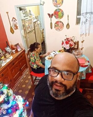 André Gabeh Instagram - Arrasei muito na ceia de ontem.
Fiz um arroz com amêndoas e molho madeira espetacular.
Minha salada de maionese ficou toda macia e cremosa. Tempero suave, mas presente. Um mimo.
Minha farofa foi um sucesso. Tinha umas cebolas carbonizadas tipo os telhados de Pompéia? Meu Deus, várias. Pareciam restos de fogueira. Mas fingi que eram trufas vulcânicas e fiz a pêssega. Não tem macarrão a Carbonara? Minha farofa era à CARBONIZARA. Coisa minha.

E o peru? Gente... Nem vou desenvolver as metáforas senão vai ter gente me perguntado "TEM LOCAL?". Mas posso dizer: Meu peru ficou tão deslumbrante que mereço o Nobel da Urologia.

Mamãe comeu tudo, gente! Não xoxou nada. Nadaaaaaaaaa.

Tô muito feliz.
Minha primeira ceia. TODINHA FEITA POR MIM. Para a humanidade? Um nada. Para mim? Epopéia e Glória de Nabucodonosor na alvorada nacarada da cozinha metafórica de Tia Nastácia em Promenade.

Parabéns pra mim e FELIZ TUDO PARA VOCÊS.

#ArtistaSuburbanoReflexivo
#natal2023 #natal #christmas #navidad